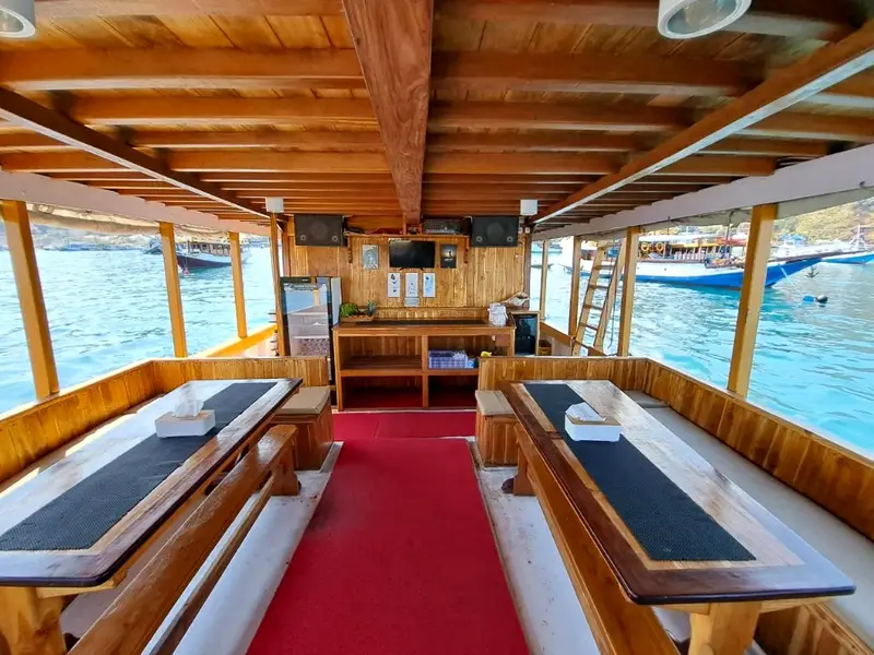Sewa Tempat Makan Kapal Phinisi Labuan Bajo