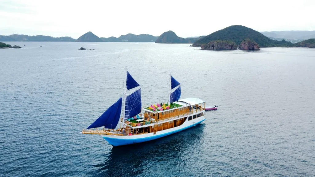 Sewa Kapal Arfisyana Phinisi 1 Labuan Bajo Eksterior