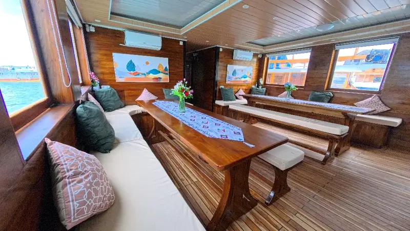 Sewa Perahu Ruang Makan Komodo Arfisyana 2
