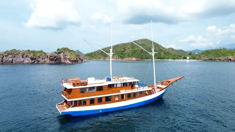 Sewa Kapal Labuan Bajo Arfisyana 2 Phinisi Eksterior