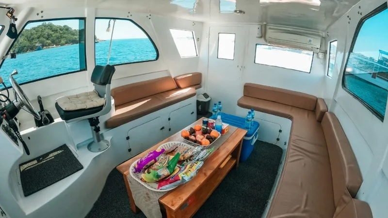 Interior Kabin Sewa Kapal Labuan Bajo Arsiva