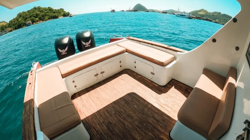 Sewa Speedboat Arsiva Labuan Bajo Jok Belakang
