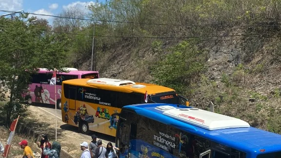 Sewa Bus Pariwisata Keliling Flores