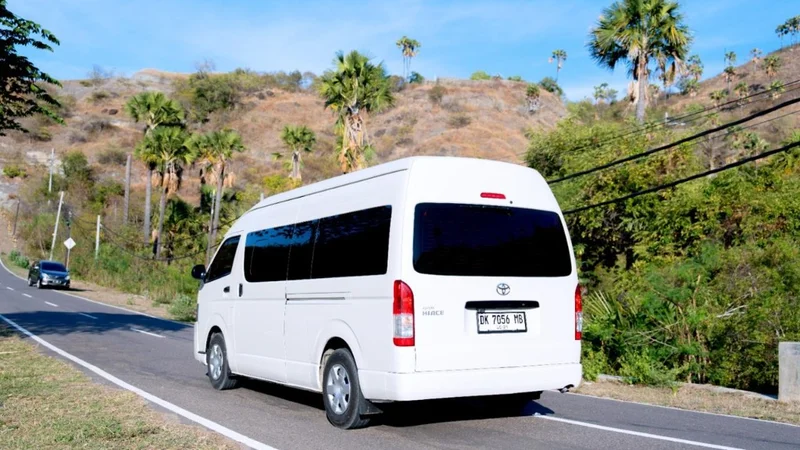 Sewa Hiace Labuan Bajo di Halte Komodo