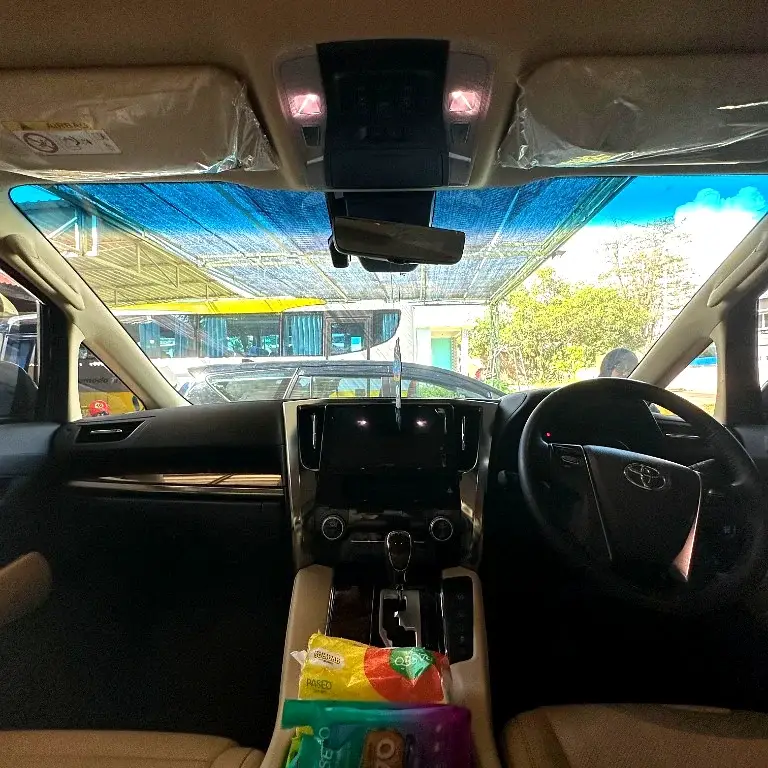 Interior Alphard Captain Seat - Sewa Mobil Mewah Labuan Bajo