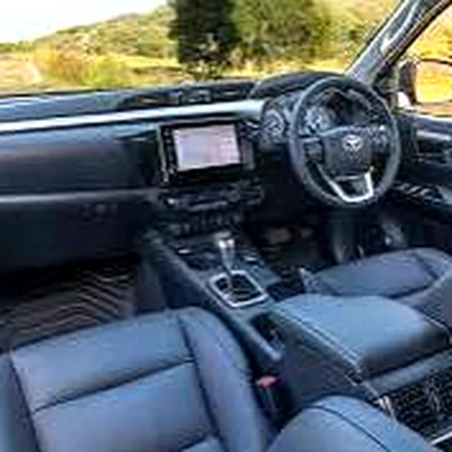 Dashboard Hilux Double Cabin - Sewa mobil Labuan Bajo