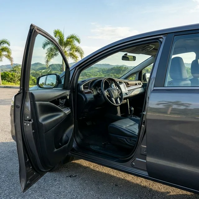 Sewa Toyota Innova Flores - Pintu Interior Terbuka