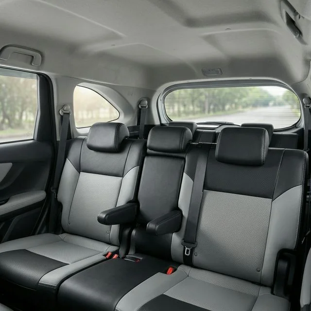 Interior Veloz Kursi Luas - Rental Mobil Labuan Bajo