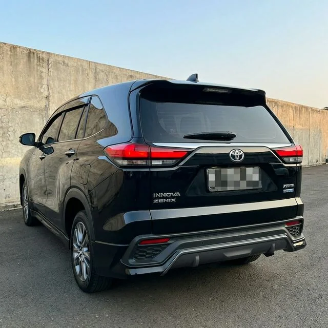 Rental Innova Zenix Flores - Sewa Mobil Lepas Kunci